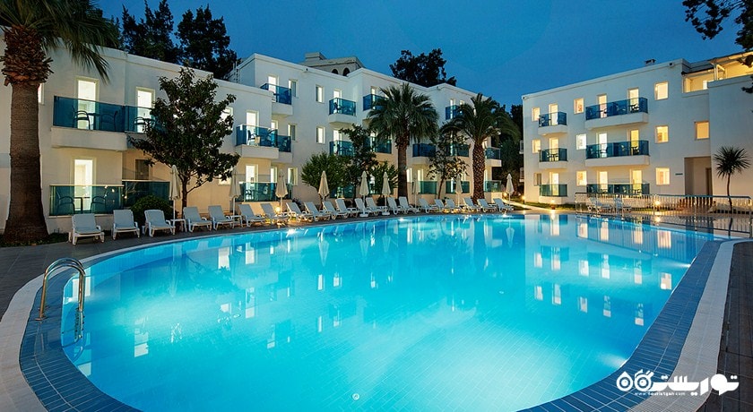 استخر روباز هتل له بلو اند ریزورت